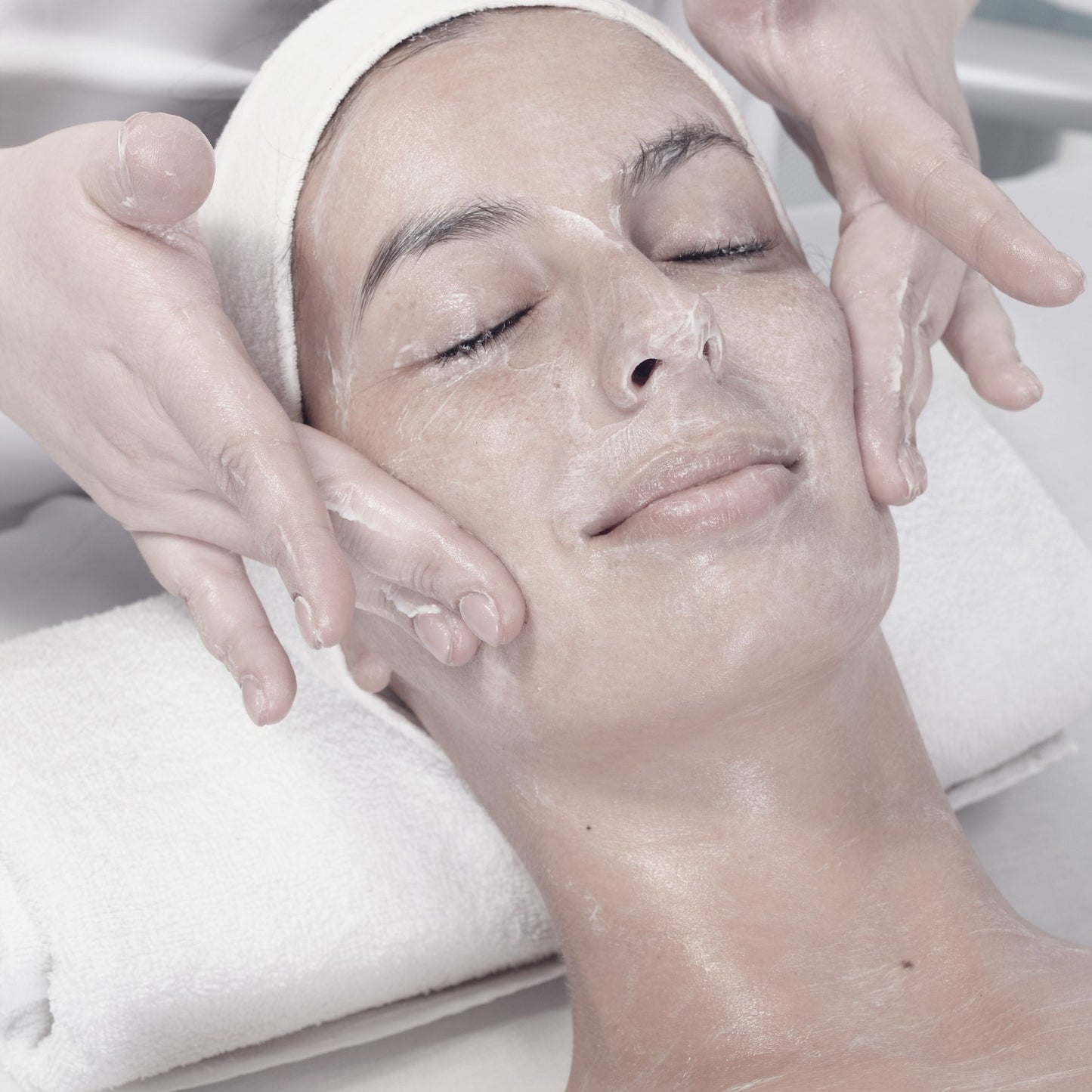 Les Grandeur Deluxe Hydrafacial Package (10)